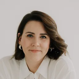 Julia Berg, Systemischgesehen
