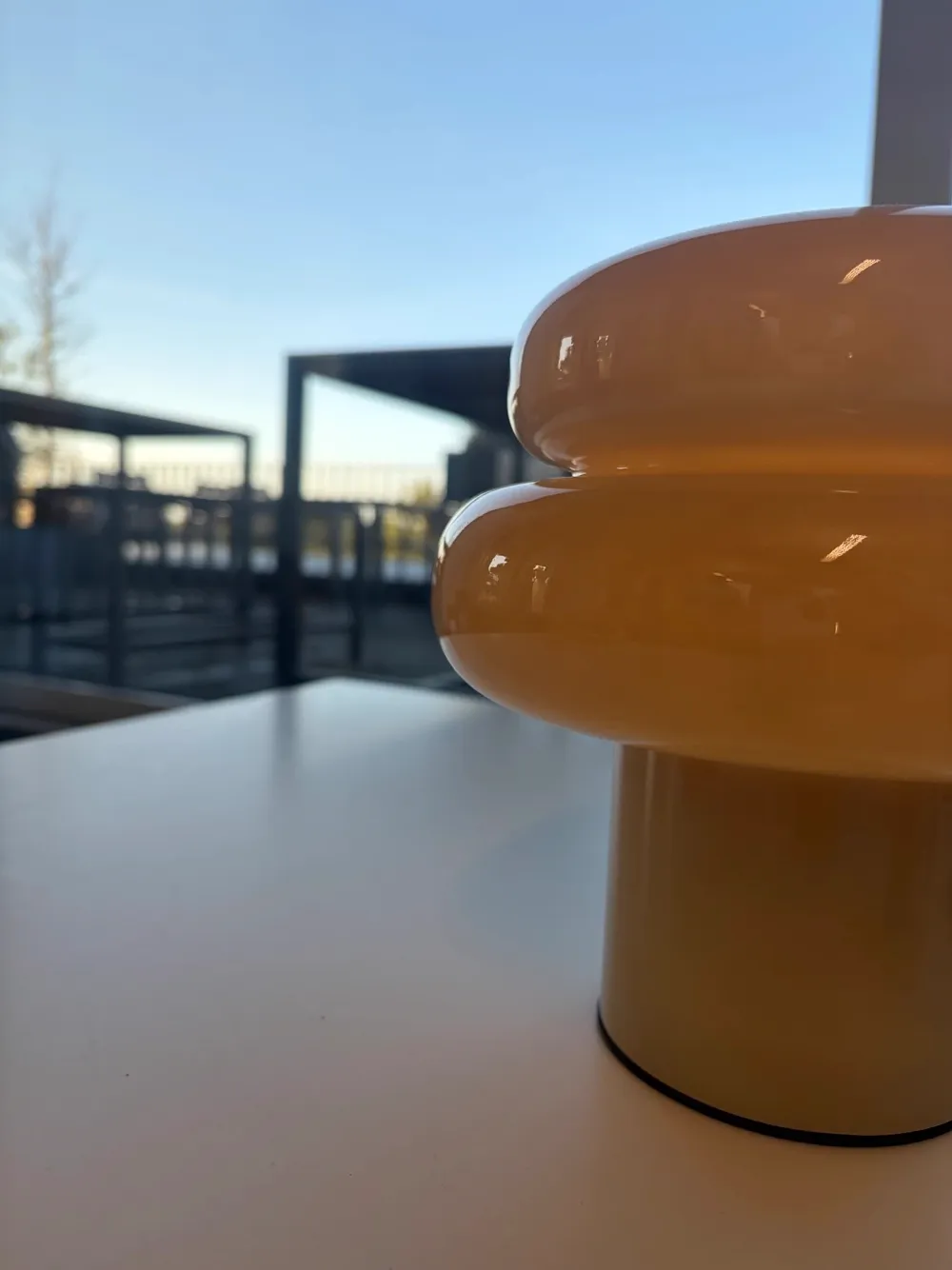 Lichtdurchfluteter Tisch mit Blick auf die Dachterrasse im Home of Piarella