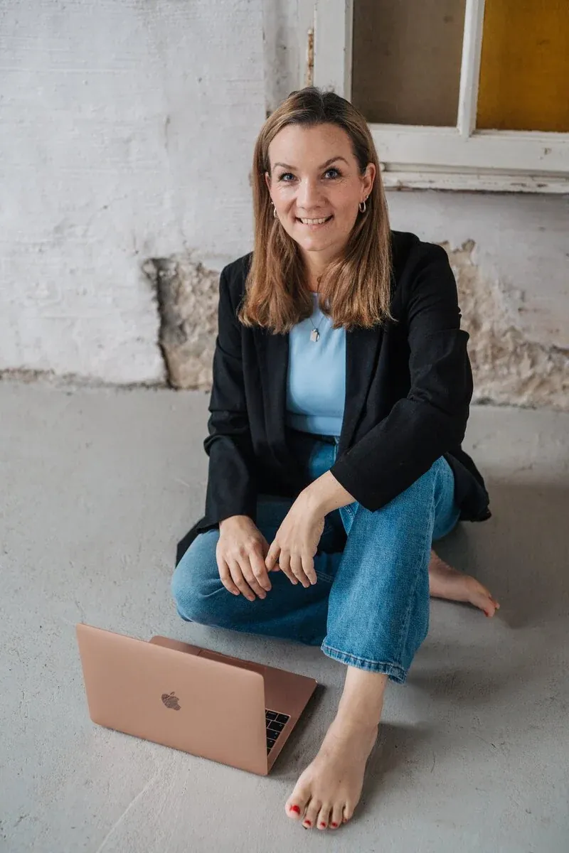 Pia Soppe am Laptop